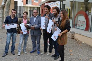 El regidor de Cultura i Joventut, Joaquim Sorio, acompanyat per diversos dels creadors seleccionats per L'Interruptor