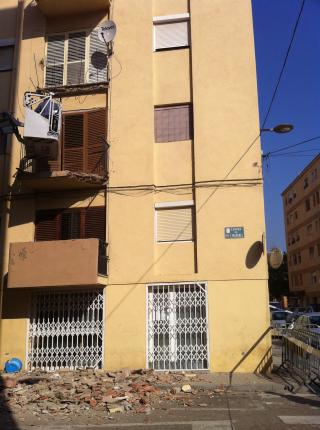 Imatge de l'edifici del número 16 del carrer de Pi i Margall, on ha caigut el balcó.