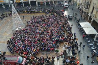 Una vista de la interpretació de la Gran Nadala 2017 per part dels escolars reusencs al Mercadal