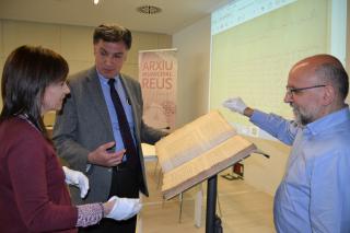 Imatge de la presentació del llibre de juhí de prohòmens de Reus amb l'arxivera municipal, el regidor i l'arxiver comarcal