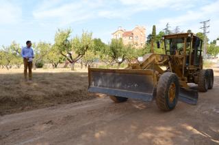 Imatge de la visita del regidor Daniel Rubio als treballs que es realitzen al camí de l'Institut Pere Mata