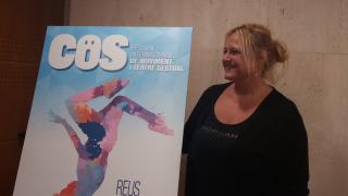 Montserrat Caelles amb el cartell del COS 2018