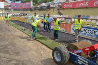 Imatge de l'inici de la col·locació de la gespa a l'Estadi Municipal