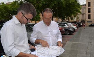 Imatge de la visita dels regidors Marc Arza i Hipòlit Monseny a la zona d'estacionament de la Riera Miró
