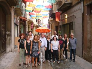 Foto de la presentació del concurs, amb els representants dels comerciants del carrer Major