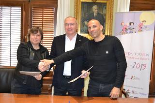 Imatge de la signatura del conveni entre l'Ajuntament de Reus i el Reus Deportiu pel torneig Joan Petit