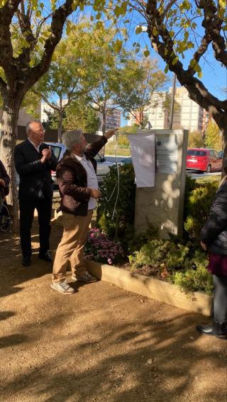 Inauguració de la placa en memòria d'Isabel Moreno Reyes al barri Parcel·les Casas.