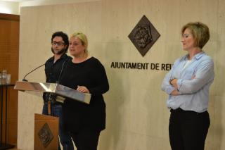 Foto presentació encàrrec per fer estudi sobre els mercats de Reus, amb regidora (centre) i representants dels Mercats de Reus