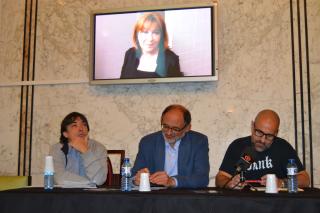 Imatge de la presentació de l'espectacle durant la intervenció enregistrada de Mercè Sampietro al Teatre Fortuny