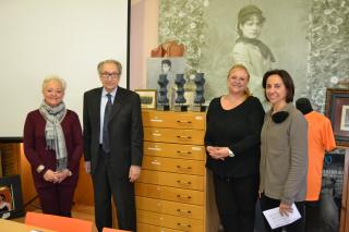 Imatge de la presentació del Premi Internacional de Dansa Roseta Mauri 2017, amb els premis al centre de la imatge