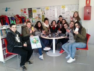 Imatge de joves d'instituts de Reus que han participat a la campanya de recollida de mòbils en desús amb els aparells recollits