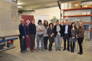 Imatge de representants de la Fundació Pere Mata i de l'Ajuntament de Reus al magatzem de materials del Banc d'Ajudes Tècniques
