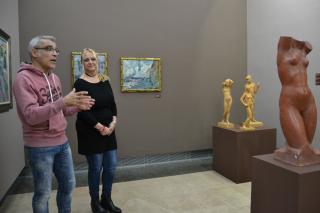 Marc Ferran i Montserrat Caelles al costat de pintures de Mir cedides pel MNAC i escultures de Modest Gené