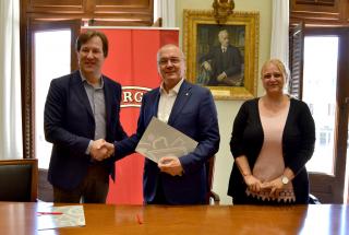 Salutació entre l'alcalde de la ciutat i David Prats de l'empresa Borges