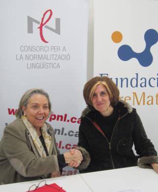 Imatge de la signatura entre la regidora Dolors Sardà (esquerra) i la responsable de la Fundació Pere Mata, Glòria Salvador