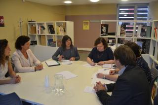 Imatge signatura entre directora general d'Igualtat i regidora de Participació, Ciutadania i Transparència 