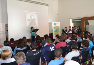 Imatge de la lectura dels alumnes de l'escola Rubió i Ors al Centre Cívic Llevant sobre Cels Gomis i Mestre