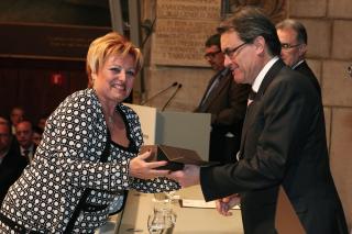 La presidenta de la Unió de Botiguers de Reus, en el moment de recollir el premi de mans del president