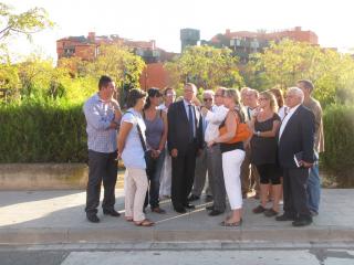 Visita de l'alcalde de Reus al barri Gaudí acompanyat d'altres regidors del consistori.