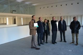 Imatge de la visita que ha realitzat l'alcalde amb els portaveus municipals i regidors del govern a la Biblioteca Pere Anguera