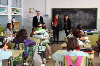 L'alcalde i la regidora durant la visita a l'escola Marià Fortuny.