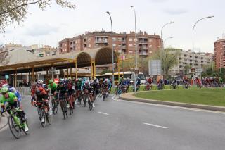 Imatge del pas de la Volta a Catalunya per Reus aquest divendres al matí a l'alçada de l'estació d'autobusos