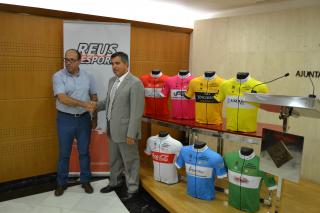 Imatge de la presentació de la 54ª Volta Ciclista Província Tarragona amb Joan Carles Ferran (esquerra) i Jordi Cervera
