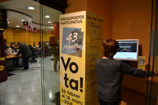 Imatge del punt de votació dels pressupostos participatius de l'Oficina d'Atenció Ciutadana de l'Ajuntament de Reus