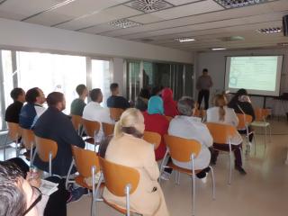 Imatge d'una xerrada sobre estalvi energètic a un centre cívic de Reus