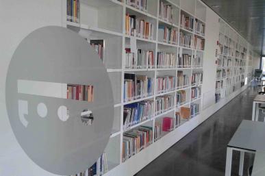 Interior de la Biblioteca Pere Anguera
