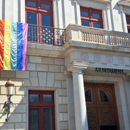 Accedeix a Domàs LGTBI penjat al balcó de l'Ajuntament