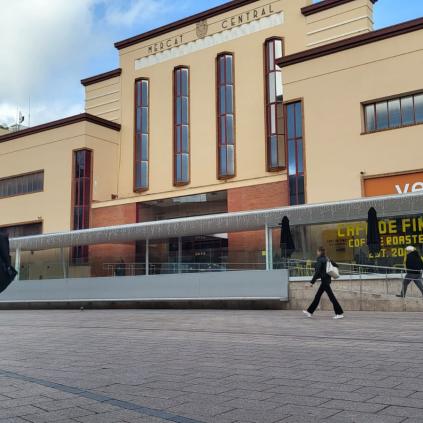 Façana Mercat Central Accedeix a Façana Mercat Central