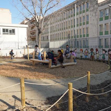 Accedeix a Pati renaturalitzat de l'escola General Prim