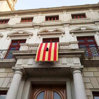Senyera amb crespó negre al balcó de l'Ajuntament Accedeix a Senyera amb crespó negre al balcó de l'Ajuntament