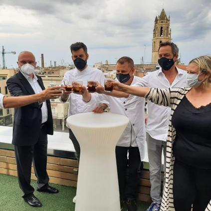 Alcalde, regidora Caelles i ambaixadors del Vermut de Reus Accedeix a Alcalde, regidora Caelles i ambaixadors del Vermut de Reus
