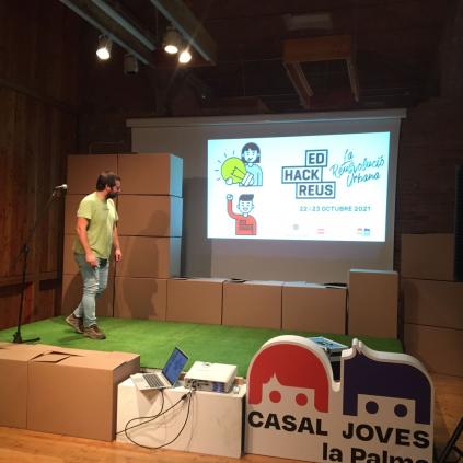 Muntatge de l'EdHack a Cal Massó Accedeix a Muntatge de l'EdHack a Cal Massó