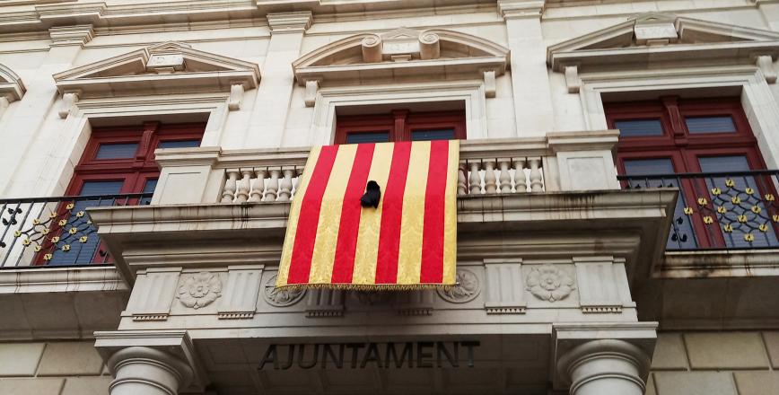 Senyera amb crespó negre al balcó de l'Ajuntament Senyera amb crespó negre al balcó de l'Ajuntament