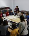 Els nens i nenes de l'escola La Vitxeta observant la documentació