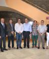 Imatge de grup dels diferents agents del sector comercial amb l'alcalde, la regidora i els representants de la URV