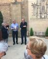 El rector de la parròquia, durant la presentació del mural, amb l'alcalde Carles Pellicer i el comissari Anton Pàmies
