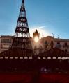 El sol en el seu pas pels balcons del campanar