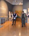 El doctor Eduard Prats (dreta) explica l'exposició sobre Alexandre Frias