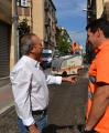 Imatge dels treballs d'asfaltat amb el regidor de Via Pública Hipòlit Monseny
