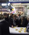 El Mercat Central reparteix 50 quilos de botifarra d’ou durant l’esmorzar de Dijous Gras