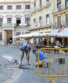 Foto dels treballs de millora del paviment de la plaça del Mercadal