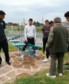 Imatge sessió assessorament alumnat Institut Josep Tapiró a gent gran parc Trenet Reus