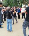 Imatge sessió assessorament alumnat Institut Josep Tapiró a gent gran parc Trenet Reus