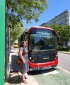 La regidora Marina Berasategui, al costat del minibús elèctric a la parada del BUS x TU
