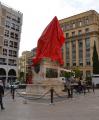 L'estàtua del General Prim embolicada de vermell 2