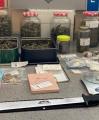 Material decomissat operació conjunta Mossos d'Esquadra i Guàrdia Urbana al carrer del Roser